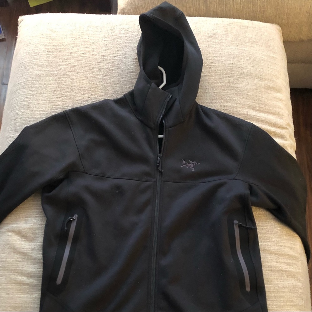 Black Arc’teryx Kyanite hoodie